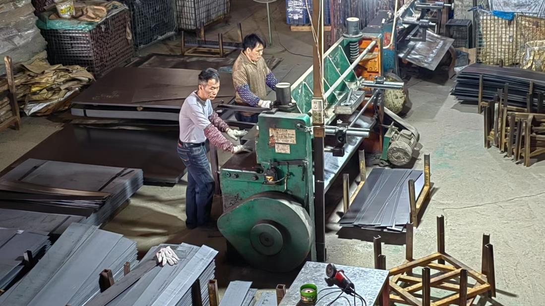 Heavy plate shearing machine